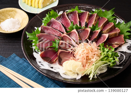 烤鰹魚配稻草,盛於大盤中 烤鰹魚配稻草,盛於大盤中 139080127