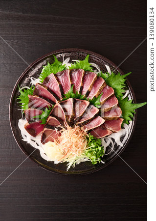 Straw-grilled bonito served on a large plate Straw-grilled bonito served on a large plate 139080134
