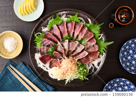 烤鰹魚配稻草,盛於大盤中 烤鰹魚配稻草,盛於大盤中 139080136