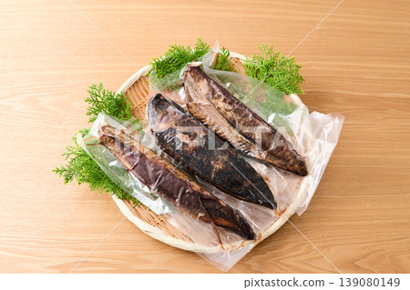 Vacuum-packed bonito seared over straw (thawed) Vacuum-packed bonito seared over straw (thawed) 139080149