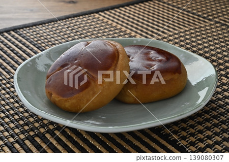 Walnut bun, Chestnut bun 139080307