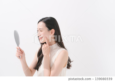 微笑與手鏡的婦女 139080339