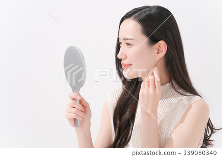 微笑與手鏡的婦女 139080340