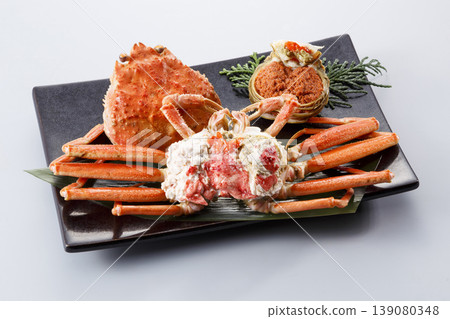 煮熟的雌性雪蟹(Sekogani):蟹肉和蟹黃 煮熟的雌性雪蟹(Sekogani):蟹肉和蟹黃 139080348