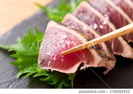 Straw-grilled bonito with coarse salt Straw-grilled bonito with coarse salt 139080452