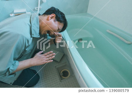 浴室排水管散發出難聞的氣味 139080579