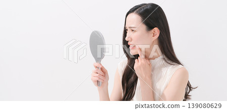 一位女子對著鏡子,為自己的問題而煩惱(橫幅) 一位女子對著鏡子,為自己的問題而煩惱(橫幅) 139080629