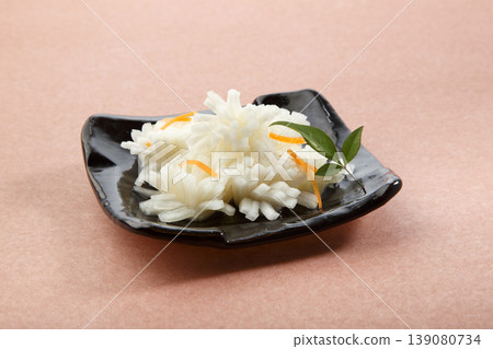 醃蘿蔔佐菊花花瓣 139080734