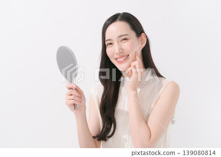 看鏡子和微笑的婦女 139080814