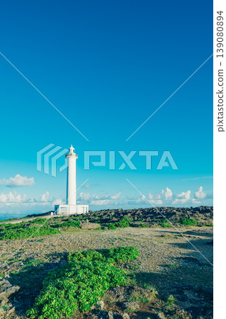 沖繩縣殘波岬燈塔景色壯麗，夏日天空湛藍，礁石嶙峋。 139080894