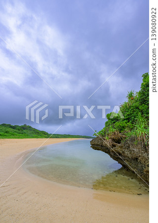 石垣島的熱帶海灘景色,尤其是雨季的天空和獨特的岩石地形,令人印象深刻。 石垣島的熱帶海灘景色,尤其是雨季的天空和獨特的岩石地形,令人印象深刻。 139080922
