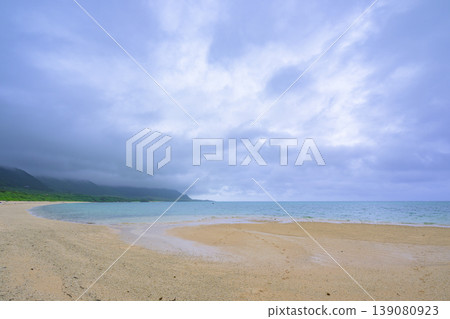 石垣島明石海灘景色優美，雨雲下，沙灘綿延不絕。 139080923
