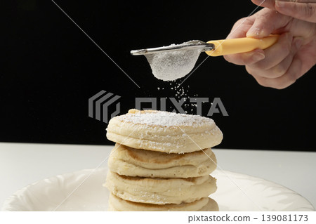 Place the cooked ricotta cheese pancakes on a plate. Place the cooked ricotta cheese pancakes on a plate. 139081173