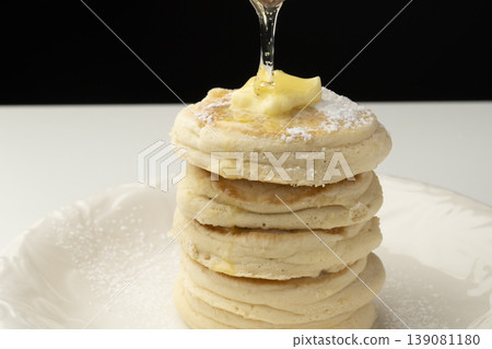 Place the cooked ricotta cheese pancakes on a plate. Place the cooked ricotta cheese pancakes on a plate. 139081180