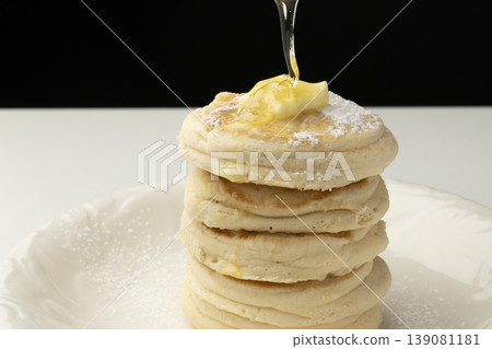 Place the cooked ricotta cheese pancakes on a plate. Place the cooked ricotta cheese pancakes on a plate. 139081181