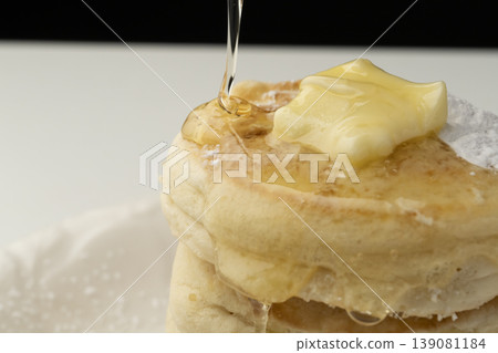 Place the cooked ricotta cheese pancakes on a plate. Place the cooked ricotta cheese pancakes on a plate. 139081184
