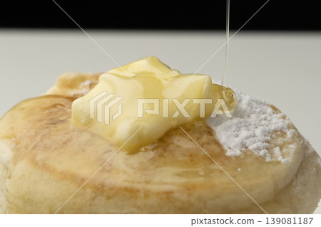 Place the cooked ricotta cheese pancakes on a plate. Place the cooked ricotta cheese pancakes on a plate. 139081187