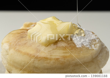 Place the cooked ricotta cheese pancakes on a plate. Place the cooked ricotta cheese pancakes on a plate. 139081188