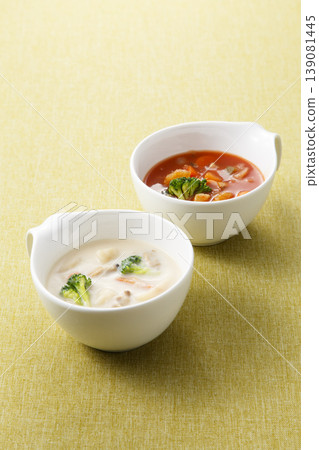 Two kinds of soup: minestrone and clam chowder 139081445