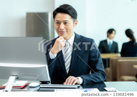 在辦公室工作的商務人士 139081496