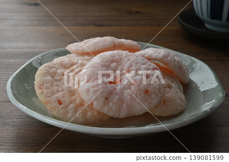 帶有淡淡香味、以白蝦為主要原料的蝦片也加入了這場競爭。 139081599