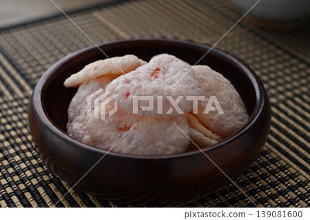 帶有淡淡香味、以白蝦為主要原料的蝦片也加入了這場競爭。 139081600