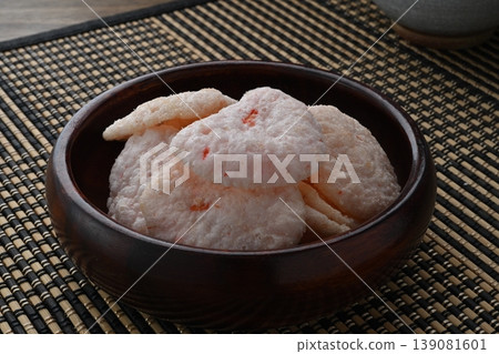 帶有淡淡香味、以白蝦為主要原料的蝦片也加入了這場競爭。 139081601