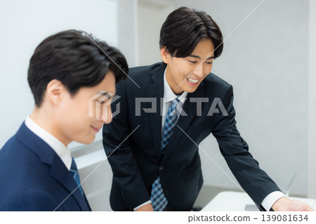 Businessmen having a meeting Businessmen having a meeting 139081634