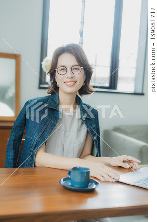 看電腦的女人 看電腦的女人 139081712