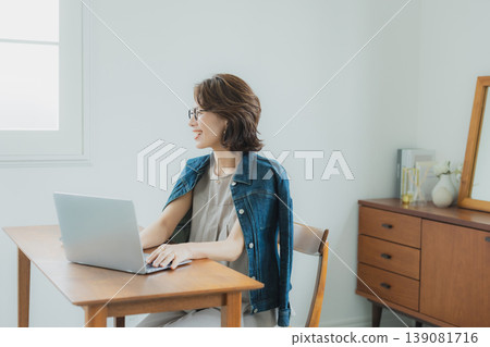 看電腦的女人 139081716
