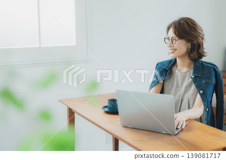 看電腦的女人 看電腦的女人 139081717
