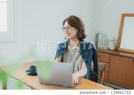 看電腦的女人 看電腦的女人 139081718