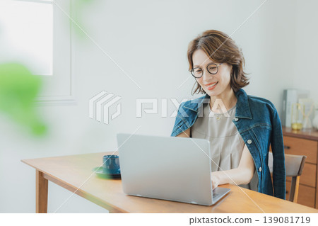 看電腦的女人 看電腦的女人 139081719