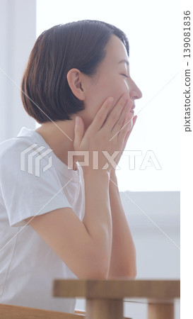 A middle-aged woman who does skin care A middle-aged woman who does skin care 139081836