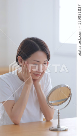 A middle-aged woman who does skin care 139081837