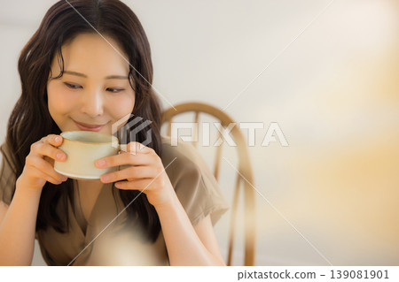 A woman drinking coffee 139081901