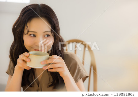 A woman drinking coffee 139081902