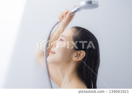 女人洗澡 139081921