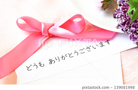 懷著感恩之心，繫上粉紅色絲帶，擺放春天的鮮花。 139081998