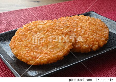 大號炸米餅,內餡為辣味鱈魚子。 大號炸米餅,內餡為辣味鱈魚子。 139082216