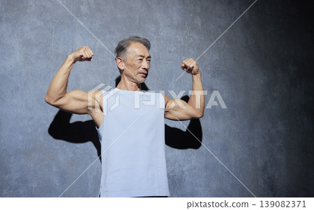 老年男性肌肉二頭肌 139082371