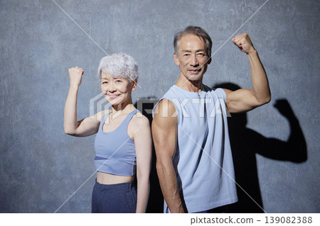 老年男女鍛煉，握拳，黑色背景 139082388