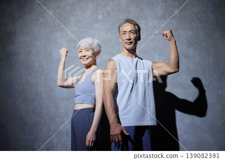 老年男女鍛煉，握拳，黑色背景 139082391