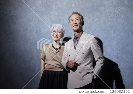 黑色背景上的一對友善老年夫婦的肖像 139082392