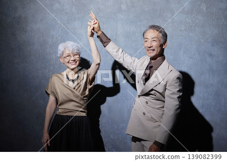 Senior couple enjoying dancing 139082399