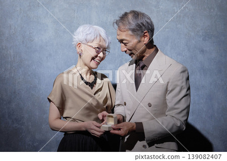 老年夫妻戒指禮物黑色背景 139082407