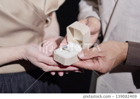 一對老年夫婦贈送戒指作為禮物（未露臉） 139082409