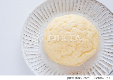 白盤子裡的甜瓜麵包 139082954