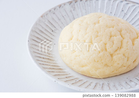 白盤子裡的甜瓜麵包 139082988
