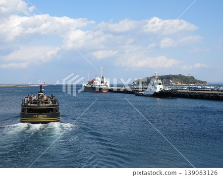 The "NEW KUROFUNE" ferry, which departed from Mikasa Pier in Yokosuka City on the Sarushima route, and Sarushima Island floating offshore. The "NEW KUROFUNE" ferry, which departed from Mikasa Pier in Yokosuka City on the Sarushima route, and Sarushima Island floating offshore. 139083126